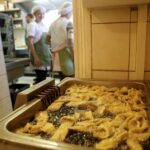 03.02.2016 Kielce. Przygotowywanie faworków i pączków na Tłusty Czwartek w cukierni Dorotka. / Jarosław Kubalski / Radio Kielce