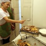 03.02.2016 Kielce. Przygotowywanie faworków i pączków na Tłusty Czwartek w cukierni Dorotka. / Jarosław Kubalski / Radio Kielce