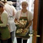 03.02.2016 Kielce. Przygotowywanie faworków i pączków na Tłusty Czwartek w cukierni Dorotka. / Jarosław Kubalski / Radio Kielce