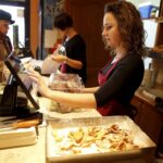 03.02.2016 Kielce. Przygotowywanie faworków i pączków na Tłusty Czwartek w cukierni Dorotka. / Jarosław Kubalski / Radio Kielce