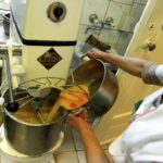 03.02.2016 Kielce. Przygotowywanie faworków i pączków na Tłusty Czwartek w cukierni Dorotka. / Jarosław Kubalski / Radio Kielce