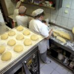 03.02.2016 Kielce. Przygotowywanie faworków i pączków na Tłusty Czwartek w cukierni Dorotka. / Jarosław Kubalski / Radio Kielce