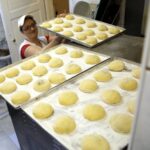 03.02.2016 Kielce. Przygotowywanie faworków i pączków na Tłusty Czwartek w cukierni Dorotka. / Jarosław Kubalski / Radio Kielce