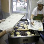 03.02.2016 Kielce. Przygotowywanie faworków i pączków na Tłusty Czwartek w cukierni Dorotka. / Jarosław Kubalski / Radio Kielce