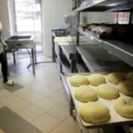 03.02.2016 Kielce. Przygotowywanie faworków i pączków na Tłusty Czwartek w cukierni Dorotka. / Jarosław Kubalski / Radio Kielce