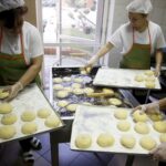 03.02.2016 Kielce. Przygotowywanie faworków i pączków na Tłusty Czwartek w cukierni Dorotka. / Jarosław Kubalski / Radio Kielce