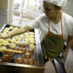 03.02.2016 Kielce. Przygotowywanie faworków i pączków na Tłusty Czwartek w cukierni Dorotka. / Jarosław Kubalski / Radio Kielce