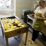 03.02.2016 Kielce. Przygotowywanie faworków i pączków na Tłusty Czwartek w cukierni Dorotka. / Jarosław Kubalski / Radio Kielce