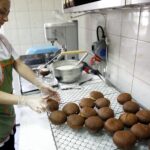 03.02.2016 Kielce. Przygotowywanie faworków i pączków na Tłusty Czwartek w cukierni Dorotka. / Jarosław Kubalski / Radio Kielce