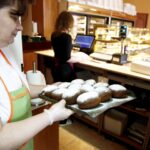 03.02.2016 Kielce. Przygotowywanie faworków i pączków na Tłusty Czwartek w cukierni Dorotka. / Radio Kielce