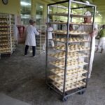 03.02.2016 Kielce. Przygotowywanie pączków na Tłusty Czwartek w piekarni SPOŁEM. / Jarosław Kubalski / Radio Kielce