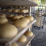 03.02.2016 Kielce. Przygotowywanie pączków na Tłusty Czwartek w piekarni SPOŁEM. / Jarosław Kubalski / Radio Kielce