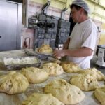 03.02.2016 Kielce. Przygotowywanie pączków na Tłusty Czwartek w piekarni SPOŁEM. / Jarosław Kubalski / Radio Kielce