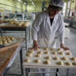 03.02.2016 Kielce. Przygotowywanie pączków na Tłusty Czwartek w piekarni SPOŁEM. / Jarosław Kubalski / Radio Kielce