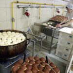 03.02.2016 Kielce. Przygotowywanie pączków na Tłusty Czwartek w piekarni SPOŁEM. / Jarosław Kubalski / Radio Kielce