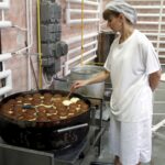 03.02.2016 Kielce. Przygotowywanie pączków na Tłusty Czwartek w piekarni SPOŁEM. / Jarosław Kubalski / Radio Kielce