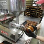 03.02.2016 Kielce. Przygotowywanie pączków na Tłusty Czwartek w piekarni SPOŁEM. / Jarosław Kubalski / Radio Kielce