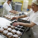 03.02.2016 Kielce. Przygotowywanie pączków na Tłusty Czwartek w piekarni SPOŁEM. / Jarosław Kubalski / Radio Kielce