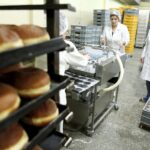 03.02.2016 Kielce. Przygotowywanie pączków na Tłusty Czwartek w piekarni SPOŁEM. / Jarosław Kubalski / Radio Kielce