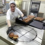 03.02.2016 Kielce. Przygotowywanie pączków na Tłusty Czwartek w piekarni SPOŁEM. / Jarosław Kubalski / Radio Kielce