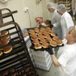 03.02.2016 Kielce. Przygotowywanie pączków na Tłusty Czwartek w piekarni SPOŁEM. / Jarosław Kubalski / Radio Kielce