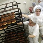 03.02.2016 Kielce. Przygotowywanie pączków na Tłusty Czwartek w piekarni SPOŁEM. / Jarosław Kubalski / Radio Kielce