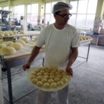 03.02.2016 Kielce. Przygotowywanie pączków na Tłusty Czwartek w piekarni SPOŁEM. / Jarosław Kubalski / Radio Kielce