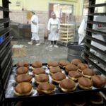 03.02.2016 Kielce. Przygotowywanie pączków na Tłusty Czwartek w piekarni SPOŁEM. / Jarosław Kubalski / Radio Kielce