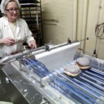 03.02.2016 Kielce. Przygotowywanie pączków na Tłusty Czwartek w piekarni SPOŁEM. / Jarosław Kubalski / Radio Kielce