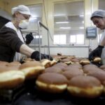 03.02.2016 Kielce. Przygotowywanie pączków na Tłusty Czwartek w piekarni SPOŁEM. / Jarosław Kubalski / Radio Kielce