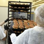 03.02.2016 Kielce. Przygotowywanie pączków na Tłusty Czwartek w piekarni SPOŁEM. / Jarosław Kubalski / Radio Kielce