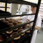 03.02.2016 Kielce. Przygotowywanie pączków na Tłusty Czwartek w piekarni SPOŁEM. / Jarosław Kubalski / Radio Kielce