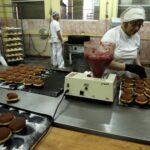 03.02.2016 Kielce. Przygotowywanie pączków na Tłusty Czwartek w piekarni SPOŁEM. / Jarosław Kubalski / Radio Kielce