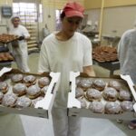 03.02.2016 Kielce. Przygotowywanie pączków na Tłusty Czwartek w piekarni SPOŁEM. / Jarosław Kubalski / Radio Kielce