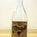 04.02.2016 Kielce. Muzeum Historii Kielc. Nowe eksponaty. Butelka z Wytwórni Wódek Karscha. / Jarosław Kubalski / Radio Kielce