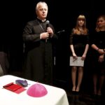 04.02.2016 Kielce. Debaty Młodych. Spotkanie z biskupem Janem Piotrowskim w Domu Kultury Zameczek. / Jarosław Kubalski / Radio Kielce