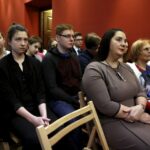 04.02.2016 Kielce. Debaty Młodych. Spotkanie z biskupem Janem Piotrowskim w Domu Kultury Zameczek. / Jarosław Kubalski / Radio Kielce