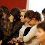 04.02.2016 Kielce. Debaty Młodych. Spotkanie z biskupem Janem Piotrowskim w Domu Kultury Zameczek. / Jarosław Kubalski / Radio Kielce