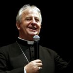 04.02.2016 Kielce. Debaty Młodych. Biskup Jan Piotrowski podczas spotkania w Domu Kultury Zameczek. / Jarosław Kubalski / Radio Kielce