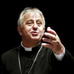 04.02.2016 Kielce. Debaty Młodych. Biskup Jan Piotrowski podczas spotkania w Domu Kultury Zameczek. / Jarosław Kubalski / Radio Kielce