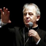 04.02.2016 Kielce. Debaty Młodych. Biskup Jan Piotrowski podczas spotkania w Domu Kultury Zameczek. / Jarosław Kubalski / Radio Kielce