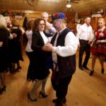 07.02.2016 Ciekoty. Impreza Kusoki. W tan ruszyła też wojewoda Agata Wojtyszek. / Jarosław Kubalski / Radio Kielce