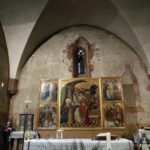 10.02.206 Tarczek. Romański kościół św. Idziego. Ołtarz z otwartym tryptykiem. / Jarosław Kubalski / Radio Kielce