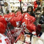 13.02.2016 Kielce. Prezenty na Walentynki w sklepie Prezenciarnia w Galerii Korona. / Jarosław Kubalski / Radio Kielce