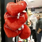 13.02.2016 Kielce. Prezenty na Walentynki w sklepie Prezenciarnia w Galerii Korona. / Jarosław Kubalski / Radio Kielce