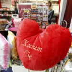 13.02.2016 Kielce. Prezenty na Walentynki w sklepie Prezenciarnia w Galerii Korona. / Jarosław Kubalski / Radio Kielce