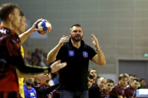 16.02.2016 Kielce. Mecz Vive Tauron Kielce - Borodino Legionowo. Trener Borodina Robert Lis. / Jarosław Kubalski / Radio Kielce