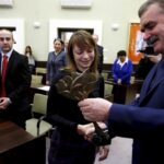 18.02.2016 Kielce. Laura Godek - Miąsik została uhonorowana podczas Sesji Rady. Znalazła się magazynie "Forbes" w  gronie 30 najbardziej uzdolnionych młodych przedsiębiorców w Europie. / Jarosław Kubalski / Radio Kielce