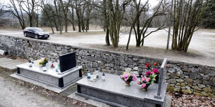 22.02.2016 Kielce. Cmentarz i parking przed cmentarzem na Białogonie. / Jarosław Kubalski / Radio Kielce