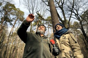 25.02.2016 Góra Chełmowa. Świętokrzyski Park Narodowy. Wycinka drzew. Lech Buchholz i Marlena Płaska. / Jarosław Kubalski / Radio Kielce